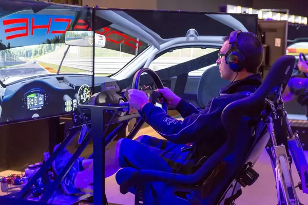 Rennspiel Gaming im Cockpit und mit drei Monitoren - Gamescom 2017, Köln