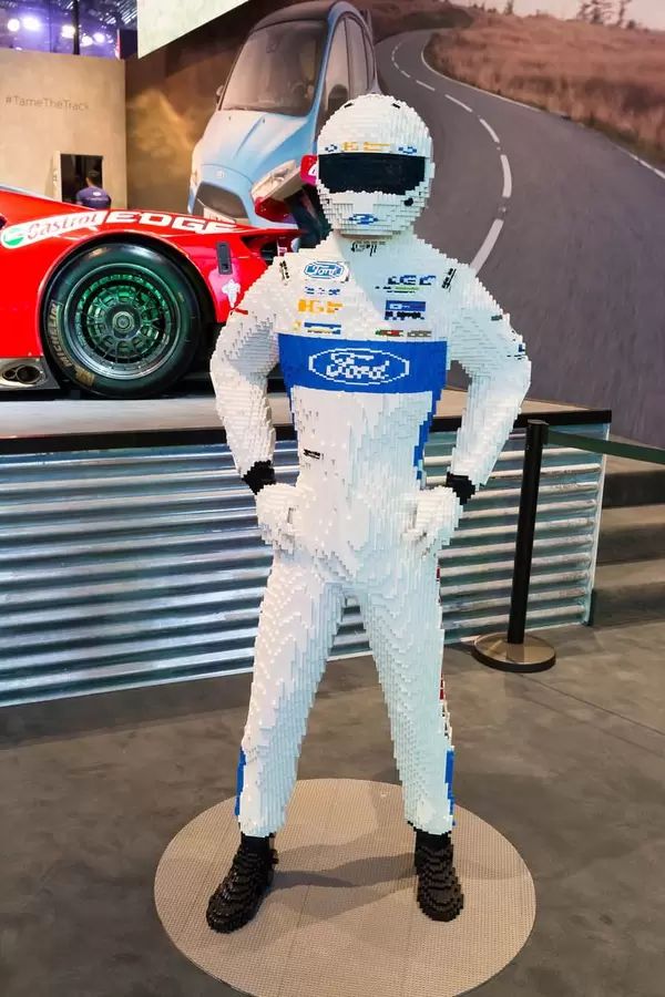 Rennsportler-Figur aus Lego - Gamescom 2017, Köln