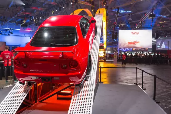 Rennwagen auf der Rampe am Need for Speed Payback Messestand - Gamescom 2017, Köln