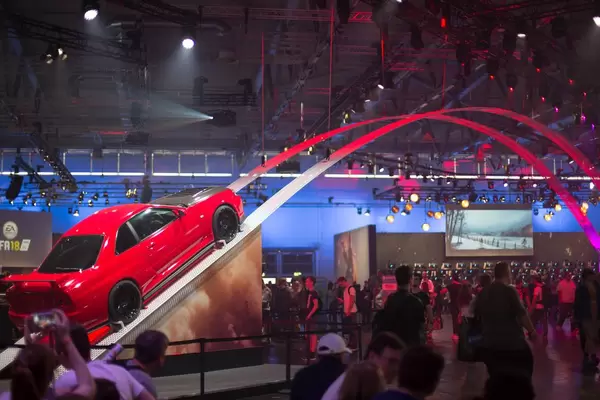 Rennwagen auf der Rampe beim Need for Speed Messestand