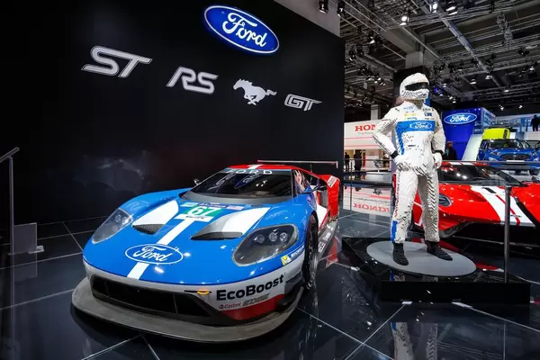 Rennwagen Ford 67 und Lego-Figur in echter Größe bei der IAA 2017 in Frankfurt am Main