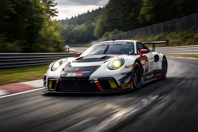 Rennwagen in voller Fahrt auf Nordschleife