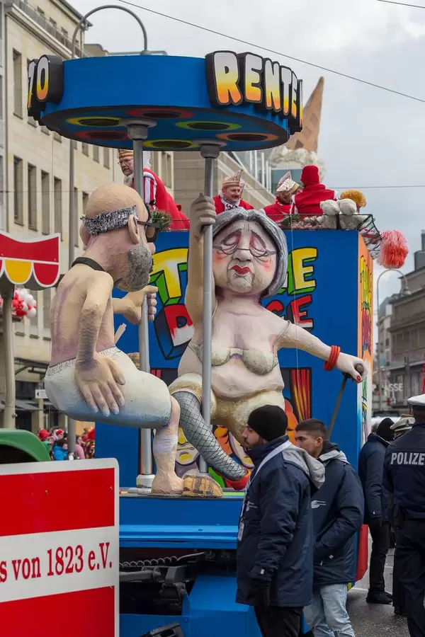 Rentner beim Stangentanz - Kölner Karneval 2018