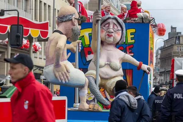 Rentner tanzen an einer Stange - Kölner Karneval 2018