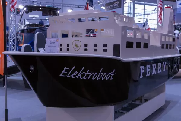 Replika von großer Fähre als Elektroboot für 4 Passagiere ohne Bootslizenz