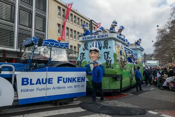 Reserve Korps des Vereins Blaue Funken beim Rosenmontagszug - Kölner Karneval 2018