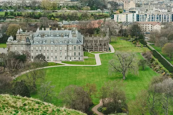 Residenz der britischen Königin in Schottland "Holyrood Palace" mit Gartenanlage