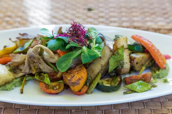 Restaurant Agapanto, Puerto de Sóller: gegrilltes Sommergemüse, frische Pilze und Avocadocreme