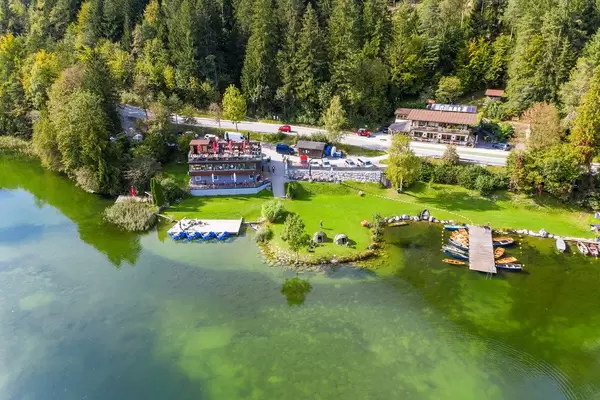 Restaurant-Café Fischerstube am Reintaler See. Luftbild mit Seebrücke, Zelten und Holzbooten