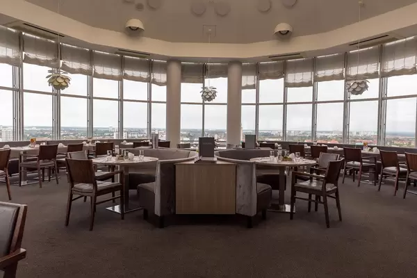 Restaurant mit Rundumblick vom Select Hotel Spiegelturm Berlin - Spandau