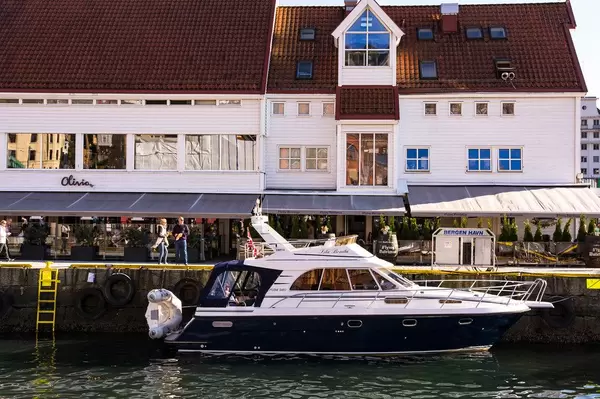 Restaurant Olivia Zachariasbryggen mit elegantem kleinem Yacht im Vordergrund in Bergen Norwegen