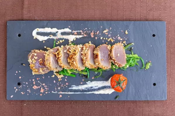 Restaurant Q11 in Pollença. Roter Thunfisch "Tataki" in Mandelkruste, serviert mit Sojamayonnaise
