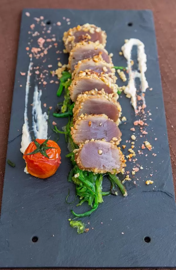Restaurant Q11, Pollença. Roter Thunfisch in Mandelkruste auf japanischer Tataki-Art