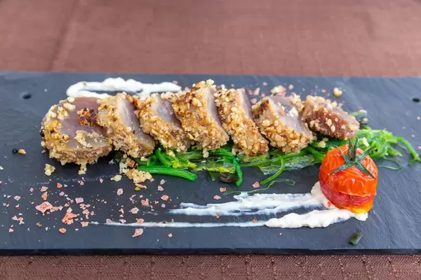 Restaurant Q11, Pollença. Roter Thunfisch "Tataki" mit hausgemachter Sojamayonnaise. Fusionsküche