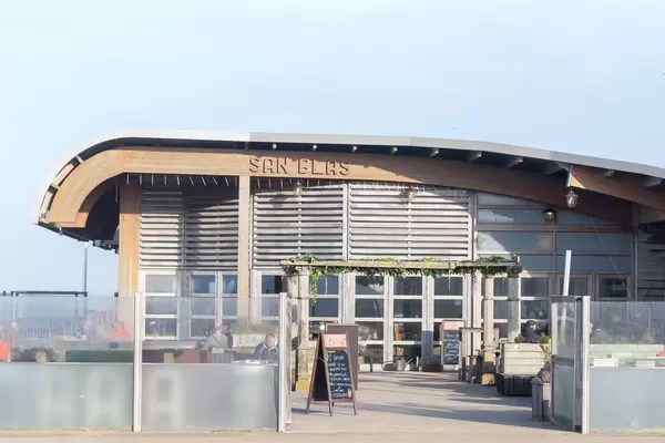 Restaurant San Blas mit Gartenterrasse in Bloemendaal, Niederlande