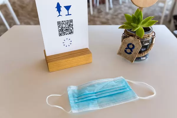 Restaurantbesuch in Corona-Zeiten auf Mallorca: Mundschutz und digitale Speisekarte mit QR-Code