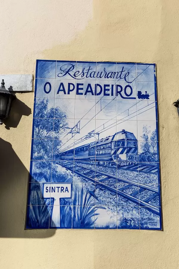 Restauranttafel O Apeadeiro Restaurant mit Fliesen in Lissabon