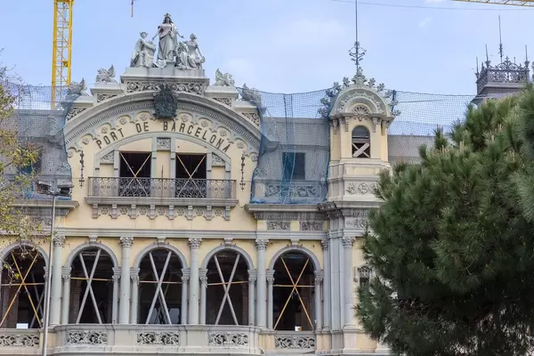 Restaurierung des geschichtsträchtigen, alten Zollamts "Port de Barcelona" am Hafen in Port Vell, Spanien