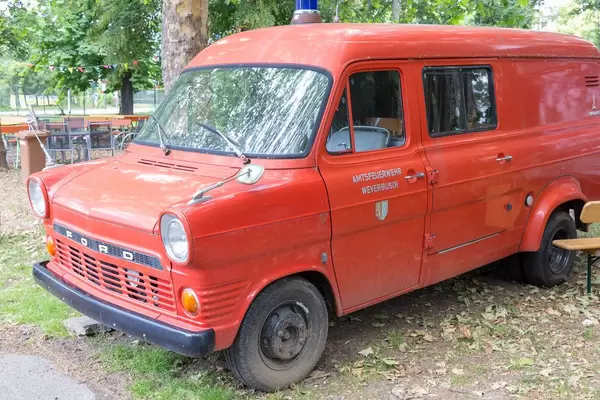 Retro-Feuerwehrwagen des Amtsfeuerwehr Weyerbusch ausgestellt in BaseCamp Bonn