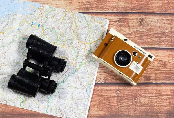 Retro-Kamera und Fernglas auf einer Landkarte