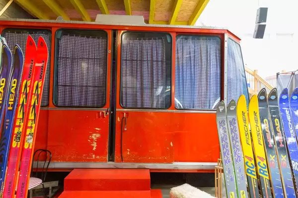 Retro-Skilift Hostelzimmer mit Vintage-Vorhängen & ausgefallene Übernachtungsmöglichkeit im BaseCamp Hostel in Bonn