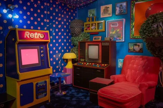 Retro-Spielhöhle mit Arcade-Automaten und Neonlights