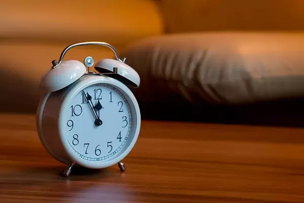 Retro-Wecker kurz vor Mitternacht