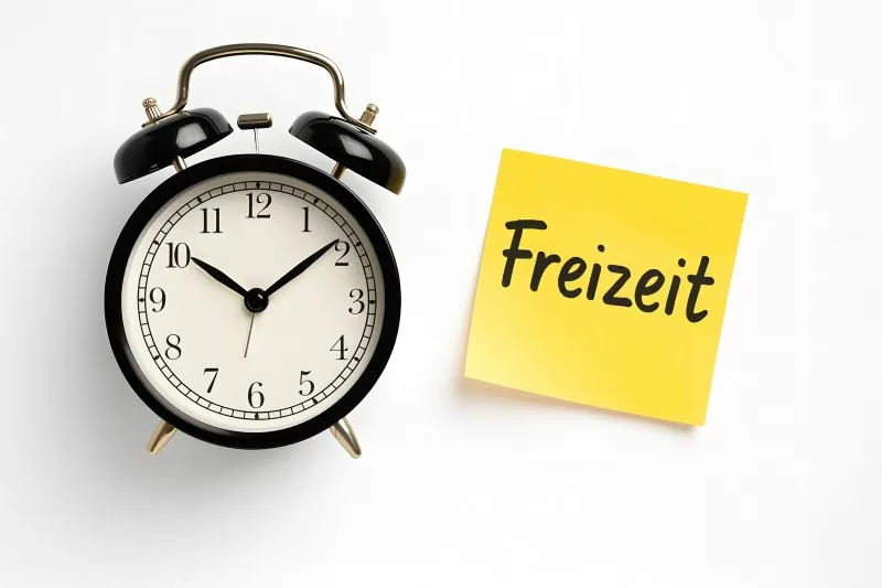 Retro Wecker mit gelbem Freizeit Schild von oben