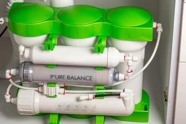 Reverse osmosis water purification system at home