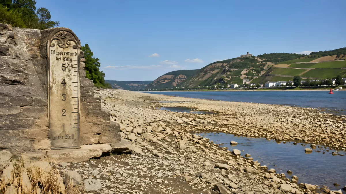 Rhein bei Niedrigwasser mit historischem Pegel