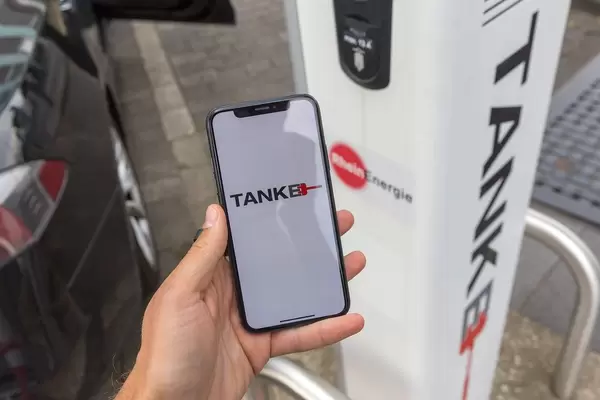 RheinEnergie TankE-App für das Smartphone, während der Battieraufladen des Elektroautos