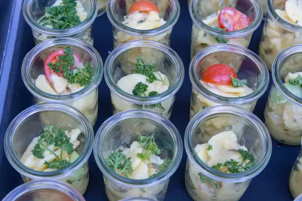 Rheinischer Kartoffelsalat mit Essig-Öl-Dressing in Gläsern