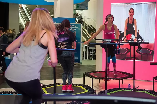 Rhythmische, springende Musikgymnastik auf Trampolinen