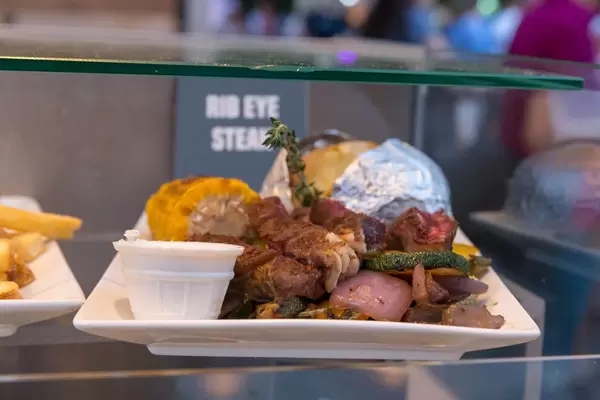 Ribeye-Steak mit gebratenem Maiskolben und Folienkartoffel