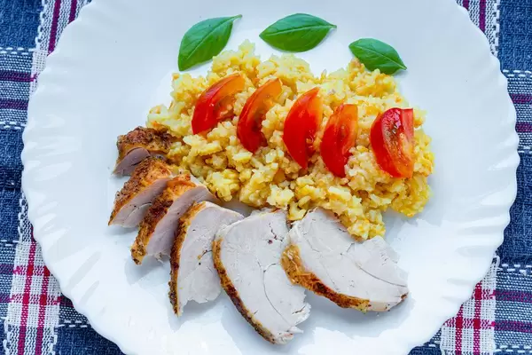 Rice with chicken fillet, tomato slices and fresh Basil leaves (Flip 2019)