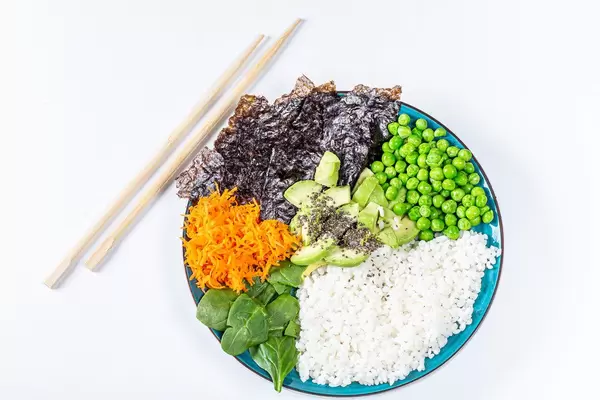Rice with fresh vegetables, spinach and nori. The view from the top (Flip 2019)