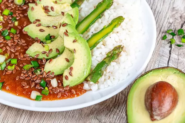 Rice with tomato-Apple sauce, asparagus, avocado and flax seeds