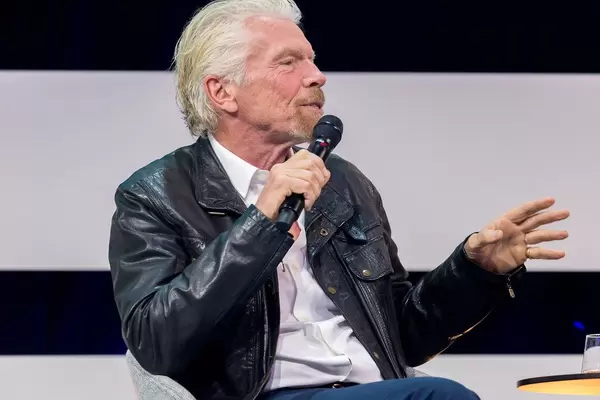 Richard Branson als die Hauptattraktion auf der Bühne der Digital X in Köln