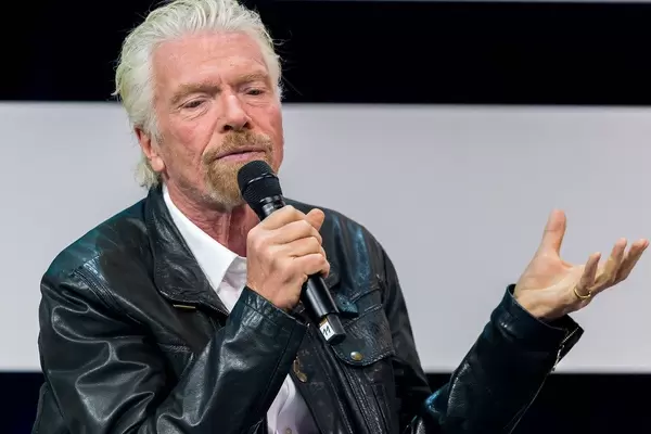 Richard Branson als Unternehmer und Investor auf der Bühne der Digital X