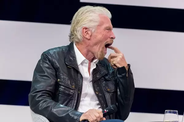 Richard Branson gähnend auf der Digital X in Köln
