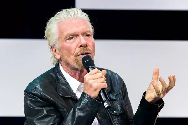 Richard Branson hält eine Rede auf der Bühne