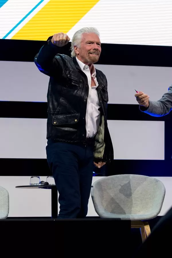 Richard Branson hält seine Faust hoch auf der Digital X in Köln