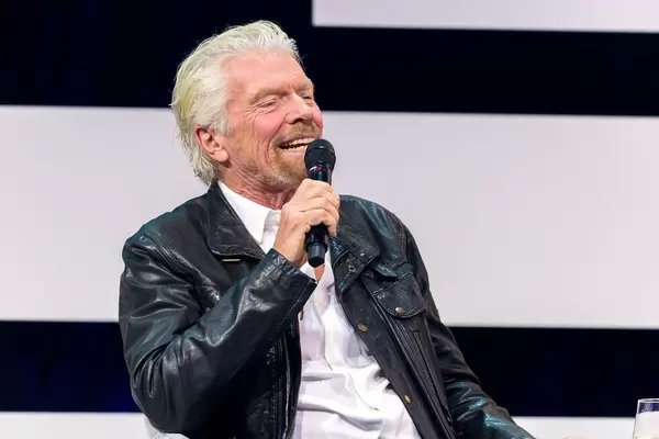 Richard Branson lehnt sich zurück auf der Digital X in Köln