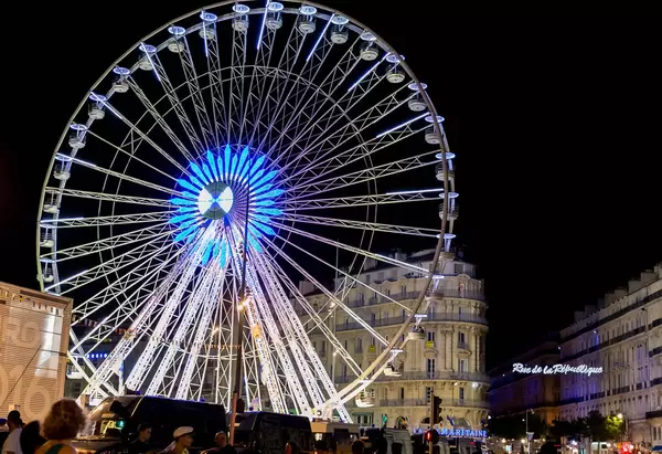 Riesenrad am alten Hafen von Marseille