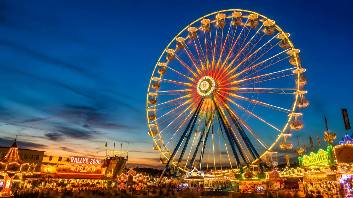 Riesenrad auf einem Jahrmarkt bei Abenddämmerung