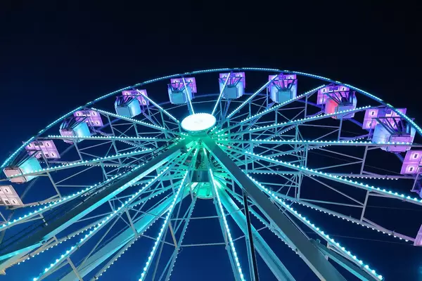 Riesenrad in blau beleuchtet auf dem Weihnachtsmarkt