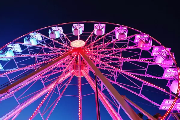 Riesenrad in rot beleuchtet auf dem Weihnachtsmarkt