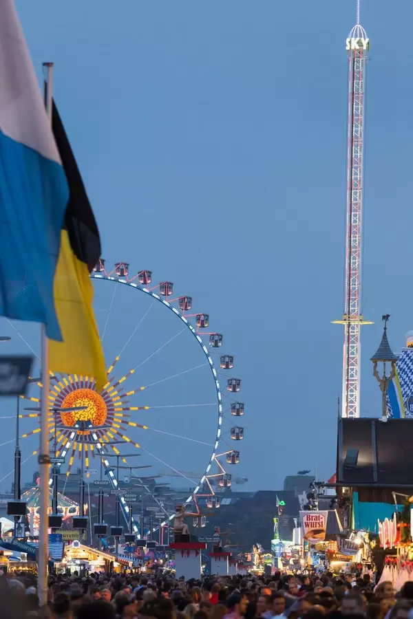Riesenrad, Wurstbuden, Bierzelte und die Menschenmenge - Oktoberfest 2017