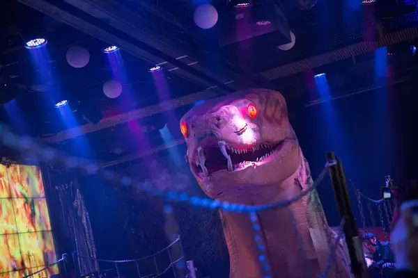 Riesenschlange im Robot Restaurant - Shinjuku, Tokyo