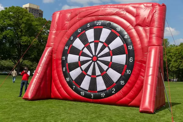 Riesige, aufblasbare Dartscheibe in den Vereinsfarben des 1. FC Köln, zum Bundesliga-Finale im Park am RheinEnergie Fußballstadion